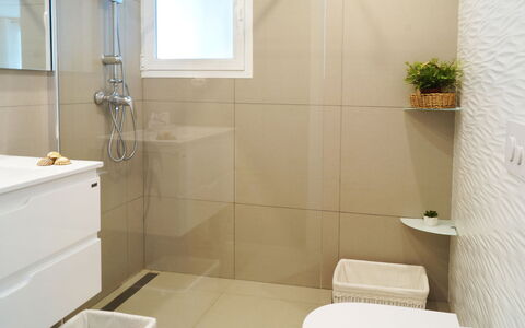 Fontanilla: Salle De Bains, Propriété, Pièce, Tuile, Design Intérieur, Luminaire Plomberie, Baignoire, Sol, Accessoire Salle De Bain, Robinet