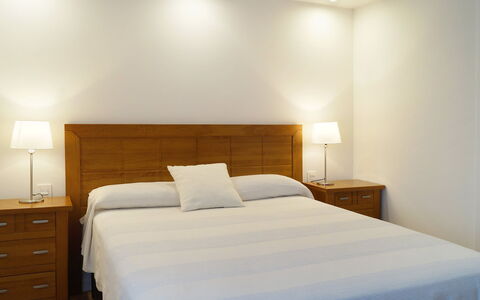 Fontanilla: Chambre, Lit, Meubles, Pièce, Drap De Lit, Cadre De Lit, Propriété, Literie, Design Intérieur, Mur