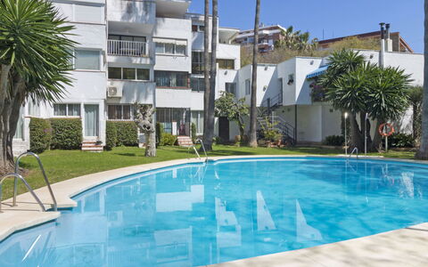 Fontanilla: L'Eau, Plante, Bâtiment, Propriété, Fenêtre, Ciel, Piscine, Bleu Azur, Arbre, Ombre