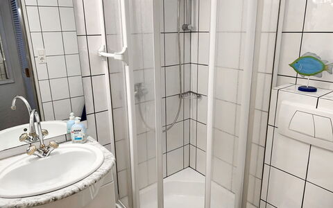 Norddeich 110: Luminaire Plomberie, Robinet, Évier, Miroir, Salle De Bains, Violet, Sol, Sol, Plomberie