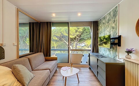 Le Saint Clair: Design Intérieur, Meubles, Sol, Sol, Bois, Canapé, Plafond, Salon, Pièce, Éclairage