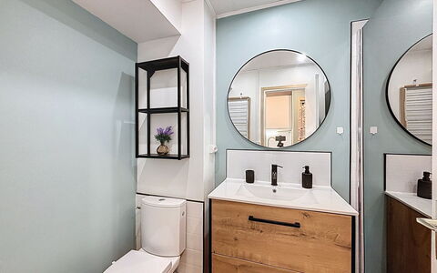 Le Saint Clair: Design Intérieur, Sol, Mur, Sol, Toilette, Luminaire Plomberie, Armoire De Toilette, Meubles, Salle De Bains, Siège De Toilette