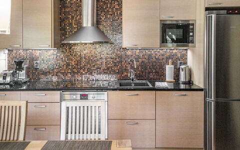 Villa Illi: Cuisine, Appareil De Cuisine, Comptoir, Principaux Appliance, Design Intérieur, Sol, Cabinetry, Bois, Meubles, Cuisinière