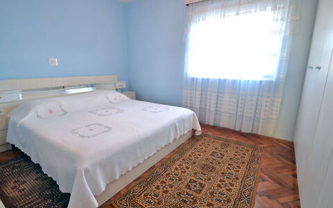 Josip: Chambre, Lit, Pièce, Drap De Lit, Meubles, Literie, Propriété, Cadre De Lit, Sol, Matelas