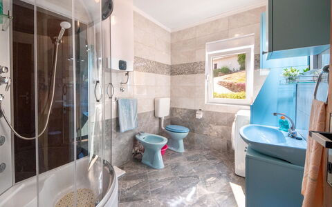 Josip: Robinet, Luminaire Plomberie, Propriété, Lavabo, Miroir, Évier, Salle De Bains, Armoire De Toilette, Bleu Azur, Violet