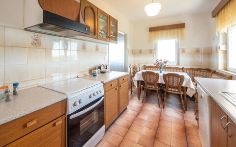 Josip: Cabinetry, Comptoir, Fenêtre, Cuisine, Bois, Cuisinière, Éclairage, Appareil De Cuisine, Design Intérieur, Tiroir