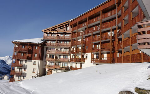 Les Menuires 330: Bâtiment, Ciel, Neige, Propriété, Design Urbain, Quartier, Condominium, Bois, Zone Résidentielle, Immobilier