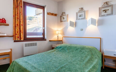 Les Menuires 330: Meubles, Propriété, Fenêtre, Vert, Bleu Azur, Confort, Bois, Design Intérieur, Ombre, Lit