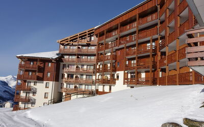 Les Menuires 330: Bâtiment, Ciel, Neige, Propriété, Design Urbain, Quartier, Condominium, Bois, Zone Résidentielle, Immobilier