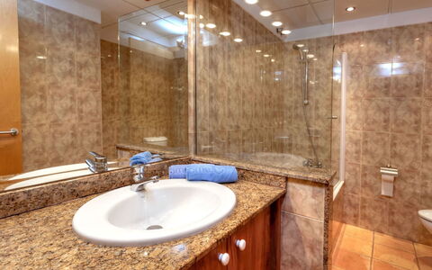 Fane: Salle De Bains, Propriété, Pièce, Tuile, Design Intérieur, Mur, Évier, Immobilier, Bâtiment, Architecture