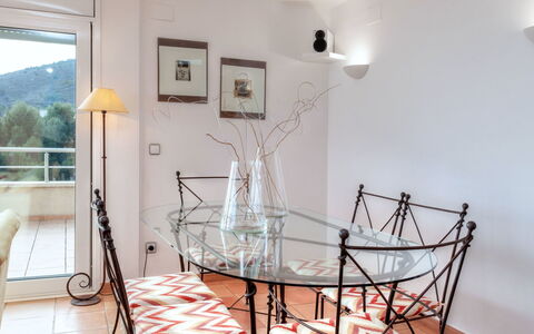 Fane: Pièce, Meubles, Propriété, Table, Design Intérieur, Plafond, Salle À Manger, Chaise, Maison, Bâtiment