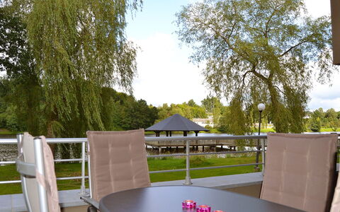 Les Terrasses du Lac: Propriété, Arbre, Immobilier, Pièce, Maison, Architecture, Bâtiment, Design Intérieur, Domicile, Paysage