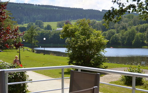 Les Terrasses du Lac: L'Eau, Plante, Nuage, Ciel, Vert, Arbre, Paysage Naturel, Lac, Clôture, Lot Terre