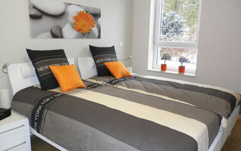 Les Terrasses du Lac: Chambre, Lit, Drap De Lit, Literie, Meubles, Pièce, Orange, Cadre De Lit, Housse De Couette, Propriété