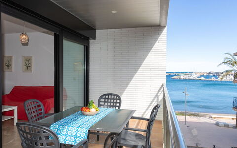Edificio Berna: Jour, Bâtiment, Ciel, Bleu Azur, Fenêtre, Architecture, Table, Condominium, Bois, Rayonnage