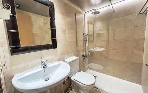 Edificio Berna: Sol, Luminaire Plomberie, Sol, Design Intérieur, Salle De Bains, Évier, Toilette, Plomberie, Robinet, Siège De Toilette