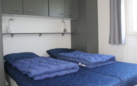 Retranchement 100: Meubles, Propriété, Confort, Bleu Azur, Cabinetry, Textile, Bois, Bâtiment, Design Intérieur, Sol
