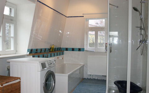 Gärtnerhaus: Pièce, Salle De Bains, Propriété, Buanderie, Principaux Appliance, Tuile, Sécheuse, Sol, Design Intérieur, Bâtiment