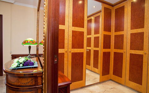 Pg Gracia - Valencia: Pièce, Meubles, Propriété, Porte, Placard, Tache De Bois, Cabinetry, Design Intérieur, Architecture, Bâtiment