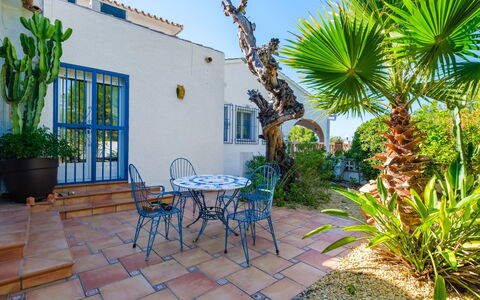 Mirada al Sol: Bleu, Pot De Fleur, Jardin, Eco Hôtel, Plante D'Appartement, Ombre, Aménagement Paysager, Recours, Mobilier De Jardin