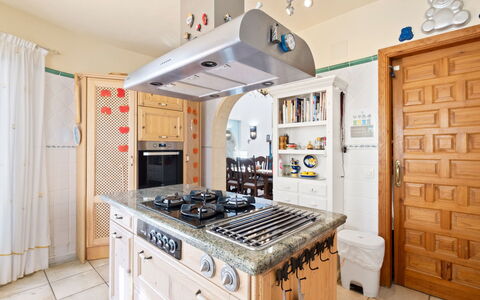 Mirada al Sol: Cuisine, Appareil De Cuisine, Comptoir, Cuisinière, Design Intérieur, Meubles, Principaux Appliance, Sol, Cabinetry, Bois