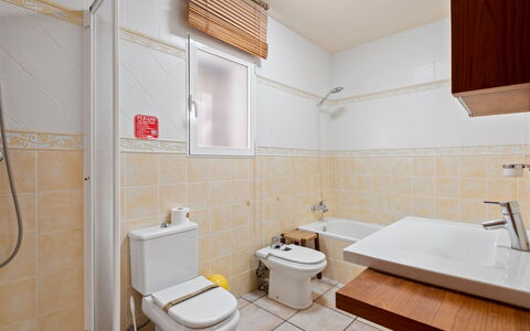 Mirada al Sol: Luminaire Plomberie, Sol, Siège De Toilette, Salle De Bains, Sol, Toilette, Évier, Design Intérieur, Robinet, Plomberie