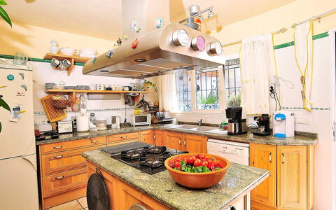 Mirada al Sol: Comptoir, Cuisine, Pièce, Propriété, Design Intérieur, Jaune, Cabinetry, Maison, Meubles, Bâtiment
