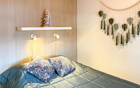 Urpola Riviera: Design Intérieur, Lit, Chambre, Meubles, Mur, Literie, Drap De Lit, Bois, Plafond, Sol
