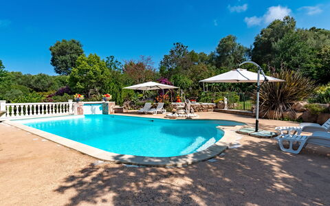 Campestra: L'Eau, Ciel, Nuage, Piscine, Plante, Mobilier De Jardin, Ombre, Arbre, Chaise, Bâtiment