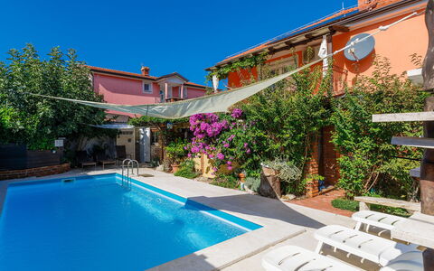 Umag Murine 200: L'Eau, Plante, Jour, Propriété, Bâtiment, Ciel, Piscine, Bleu Azur, Architecture, Ombre