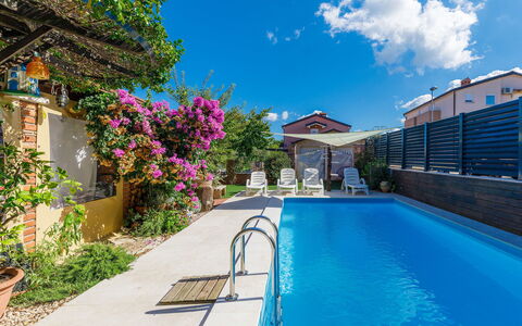 Umag Murine 200: L'Eau, Plante, Ciel, Nuage, Propriété, Bâtiment, Pot De Fleur, Fleur, Bleu Azur, Piscine