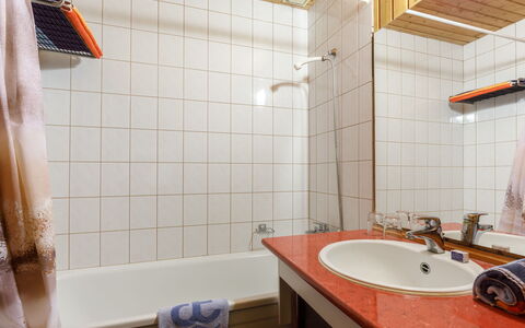 Átrium 5 Fős: Marron, Luminaire Plomberie, Évier, Robinet, Miroir, Propriété, Bâtiment, Salle De Bains, Lavabo, Baignoire