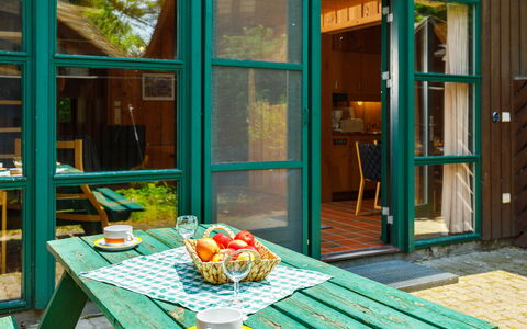 Átrium 5 Fős: Table, Fenêtre, Propriété, Vaisselle, Meubles, Bâtiment, Vert, Porte, Aliments, Bleu Azur