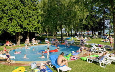 Tihany 500: L'Eau, La Nature, Loisirs De Plein Air, Herbe, Arbre, Loisir, Ombre, Plante, Piscine, Été