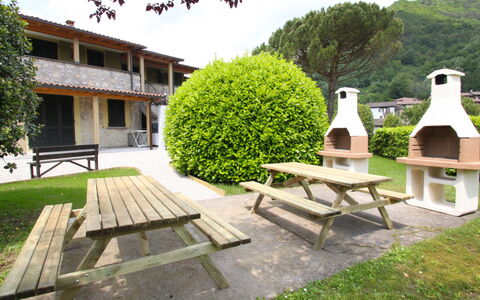 Lago D'Idro 100: Plante, Ciel, Propriété, Bâtiment, Meubles, Table, La Nature, Arbre, Botanique, Fenêtre