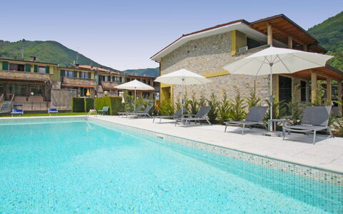 Lago D'Idro 100: L'Eau, Ciel, Plante, Propriété, Piscine, Bleu Azur, Bâtiment, Mobilier De Jardin, Chaise, Parapluie