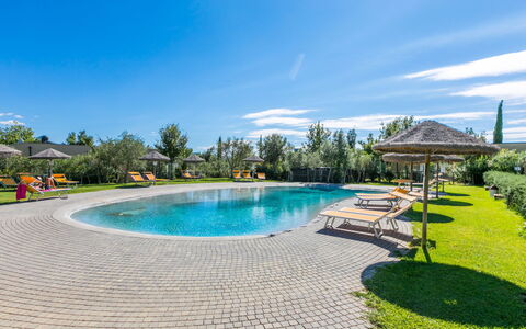 Biovillage: L'Eau, Ciel, Nuage, Plante, Piscine, Bleu Azur, Arbre, Loisir, Paysage, Immobilier