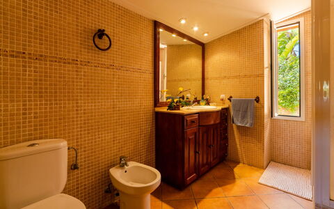 Can Josepot: Propriété, Luminaire Plomberie, Évier, Fenêtre, Robinet, Armoire De Toilette, Architecture, Design Intérieur, Salle De Bains, Sol