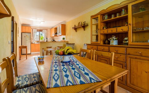 Can Josepot: Cabinetry, Meubles, Propriété, Étagère, Table, Chaise, Bois, Bâtiment, Rayonnage, Cuisine