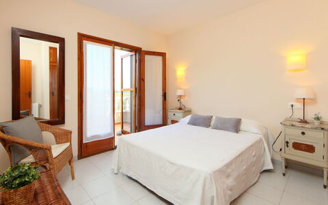 Mas Rovira 8: Chambre, Pièce, Lit, Meubles, Propriété, Drap De Lit, Cadre De Lit, Design Intérieur, Bâtiment, Suite