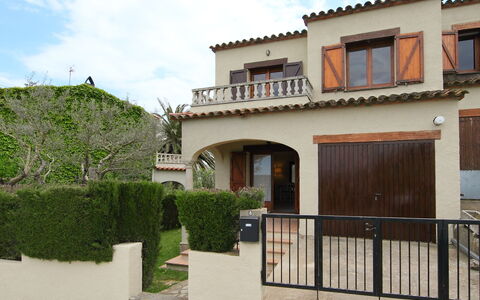 Mas Rovira 8: Bâtiment, Plante, Ciel, Nuage, Fenêtre, Maison, Lot Terre, Porte, Clôture, Zone Résidentielle