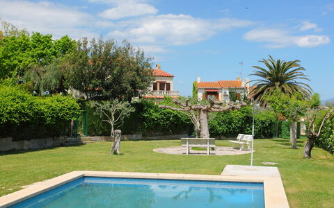 Mas Rovira 8: Nuage, Plante, L'Eau, Ciel, Propriété, Bleu Azur, Botanique, Arbre, Herbe, Paysage