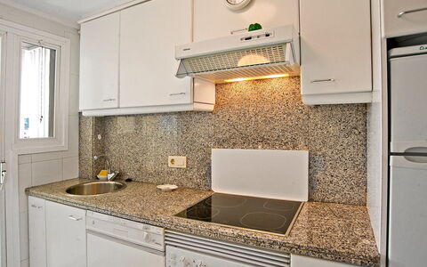 Golden Life: Comptoir, Pièce, Cabinetry, Propriété, Cuisine, Meubles, Tuile, Design Intérieur, Bâtiment, Sol