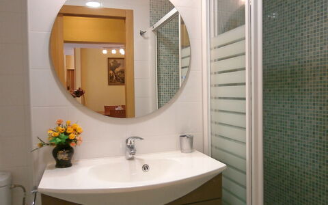 La Goleta: Salle De Bains, Pièce, Propriété, Tuile, Armoire De Toilette, Accessoire Salle De Bain, Design Intérieur, Robinet, Mur, Miroir