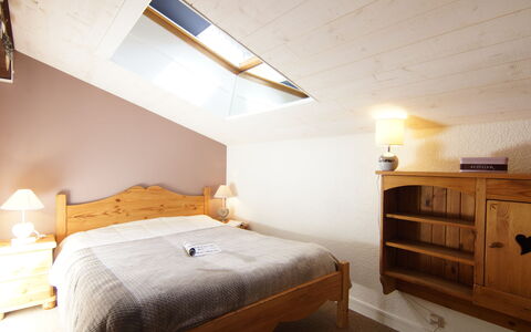 Chamonix 710: Meubles, Bâtiment, Propriété, Confort, Cabinetry, Bois, Éclairage, Design Intérieur, Sol, Cadre De Lit