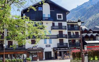 Chamonix 710: Ciel, Bâtiment, Fenêtre, Propriété, Plante, Nuage, Montagne, Arbre, Design Urbain, Architecture