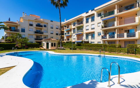 Lorcrimar: L'Eau, Bâtiment, Plante, Ciel, Jour, Propriété, Fenêtre, Bleu, Arbre, Bleu Azur