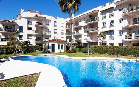 Lorcrimar: L'Eau, Ciel, Bâtiment, Plante, Propriété, Fenêtre, Bleu Azur, Arbre, La Nature, Bleu