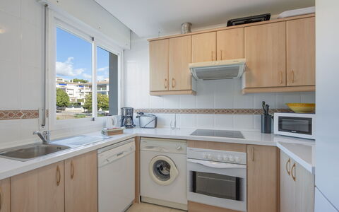 Lorcrimar: Cabinetry, Comptoir, Propriété, Evier, Robinet, Cuisine, Cuisinière, Bâtiment, Évier, Électroménager