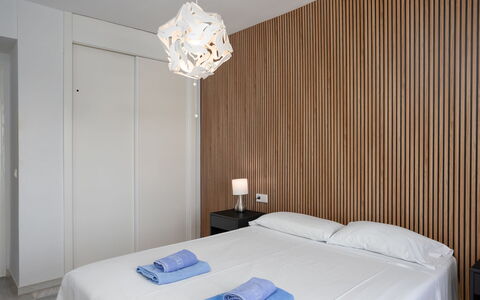 Lorcrimar: Design Intérieur, Mur, Bois, Chambre, Sol, Sol, Meubles, Lit, Plafond, Textile